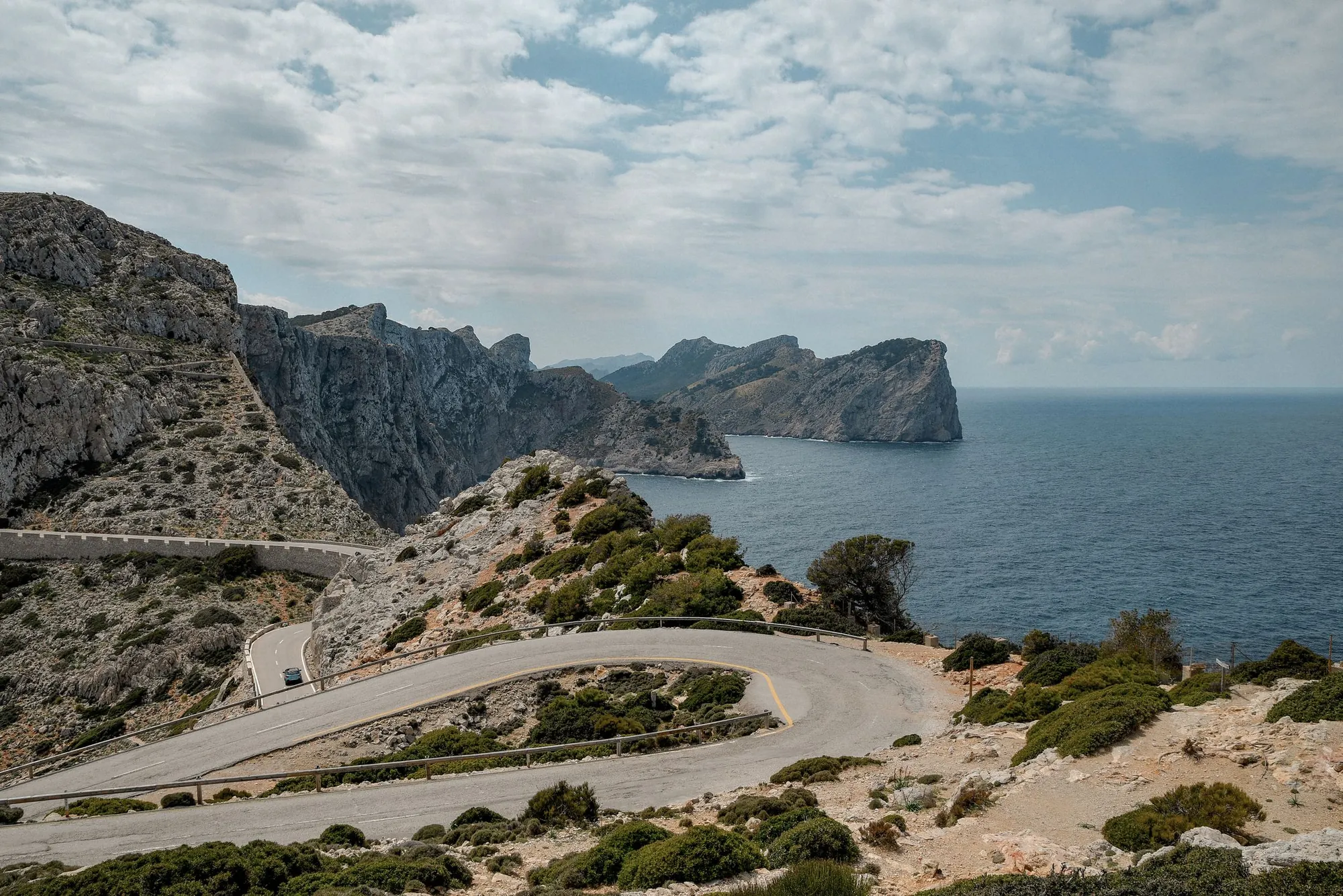 Carretera panorámica entre los acantilados y el mar del Cap de Formentor, Mallorca